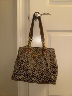 Tommy Hilfiger logo patterned shoulder bag